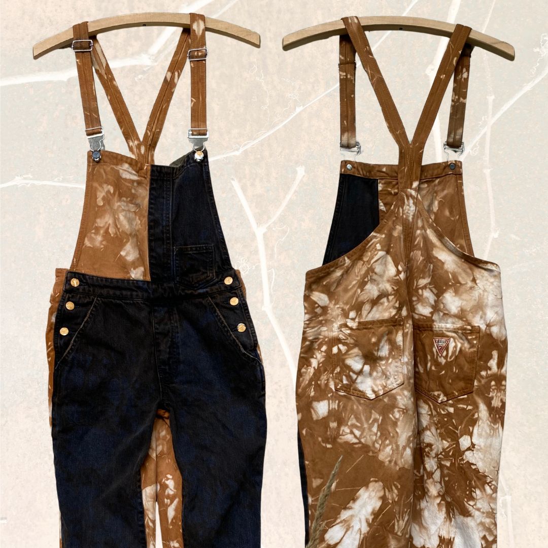 Salopette seconde main 100% denim de coton. Couleur d'origine : noir et blanc