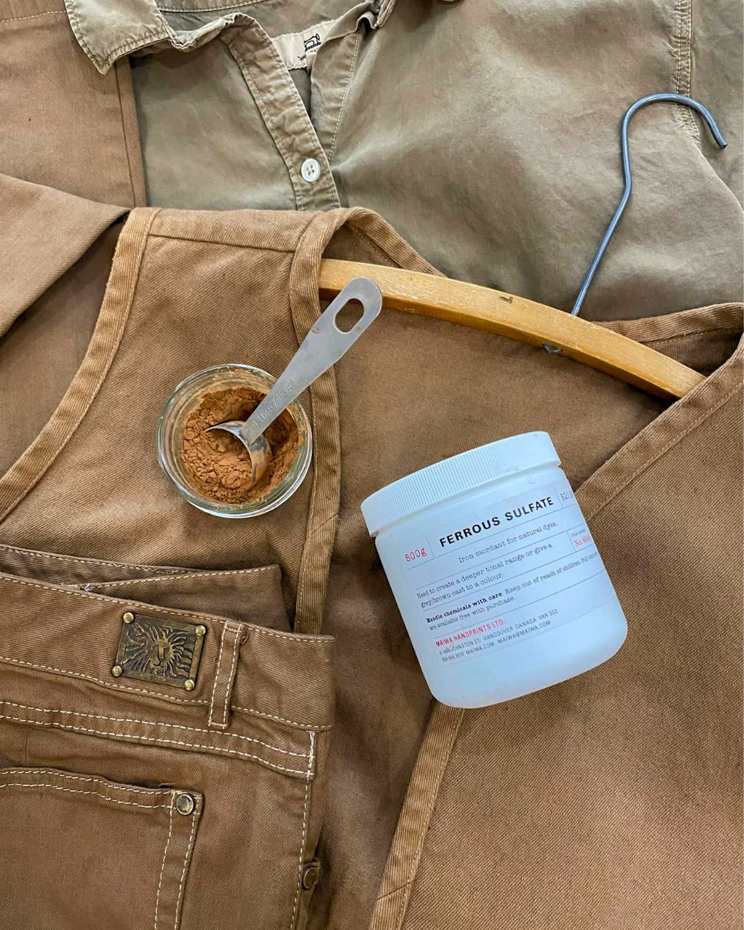 Revaloriser soi-même ses vêtements par la teinture textile végétale : TERRE D'OMBRE BRÛLÉE